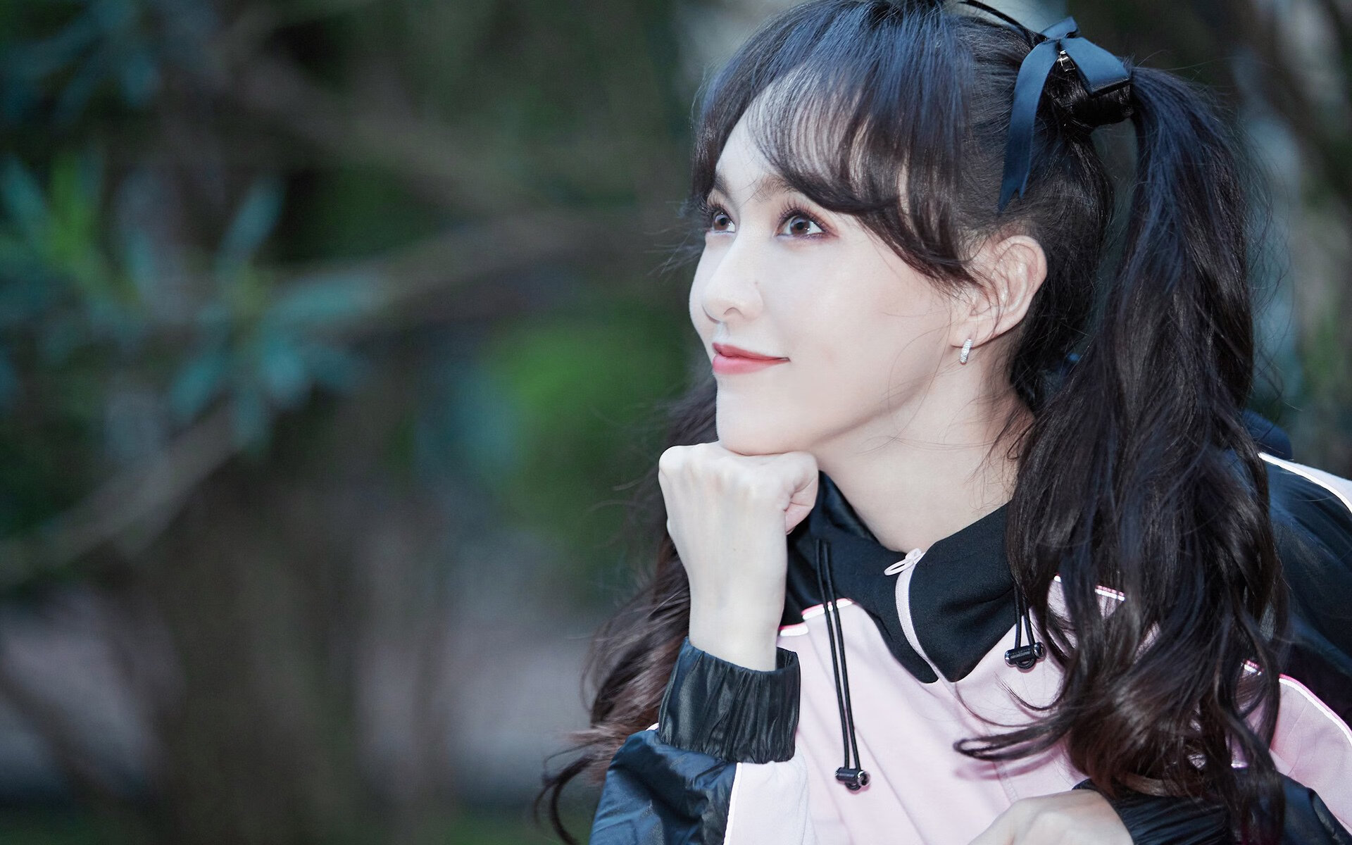 _光影街头滑板：城市夜跑的时尚新风潮_，滑板夜景